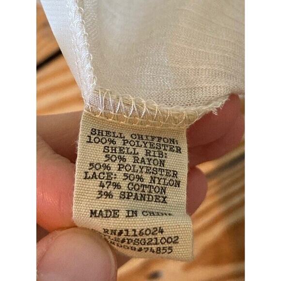 Gimmicks Flower Lace Detail Top Size Small Women’s Cream - Picture 4 of 8